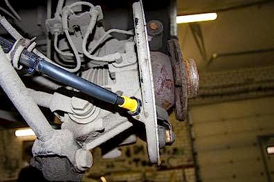 Замена и регулировка троса ручника в санрено